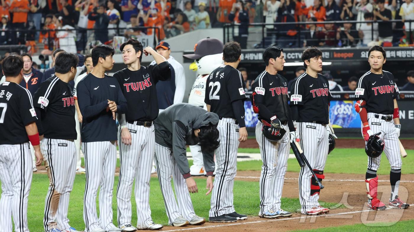 29일 대전 한화생명볼파크에서 열린 프로야구 &#39;2025 신한 SOL 뱅크 KBO리그&#39; 한화이글스 대 LG트윈스 경기에서 한화이글스가 승리하며 정규리그 우승에 1승을 남겨둔 LG 선수들이 아쉬운 표정으로 퇴장하고 있다. 2025.9.29/뉴스1 ⓒ News1 김기남 기자