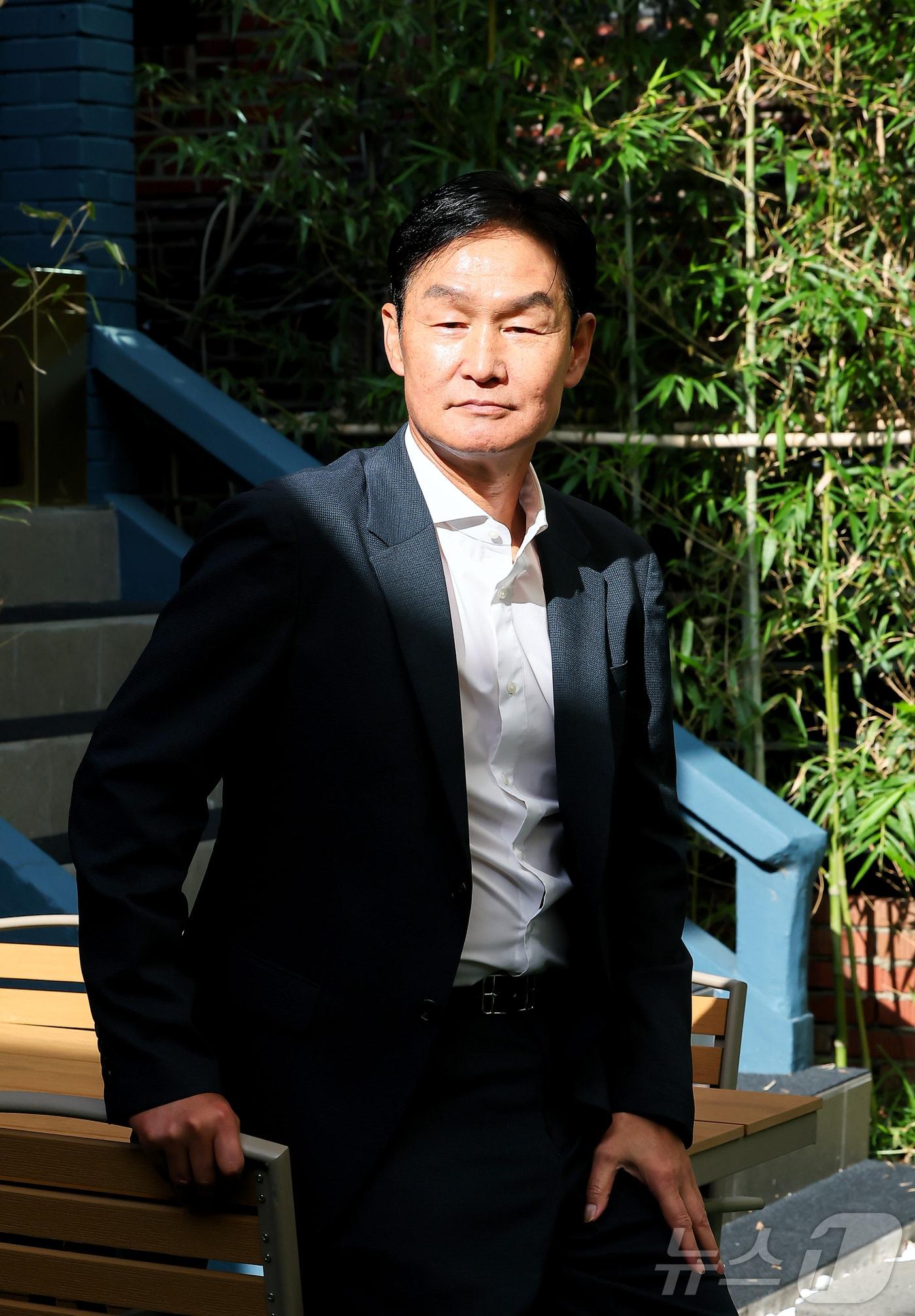 본문 이미지 - 최용수 전 감독이서울 강남구의 한 식당에서 뉴스1과 인터뷰를 앞두고 포즈를 취하고 있다. 2025.9.29/뉴스1 ⓒ News1 김진환 기자