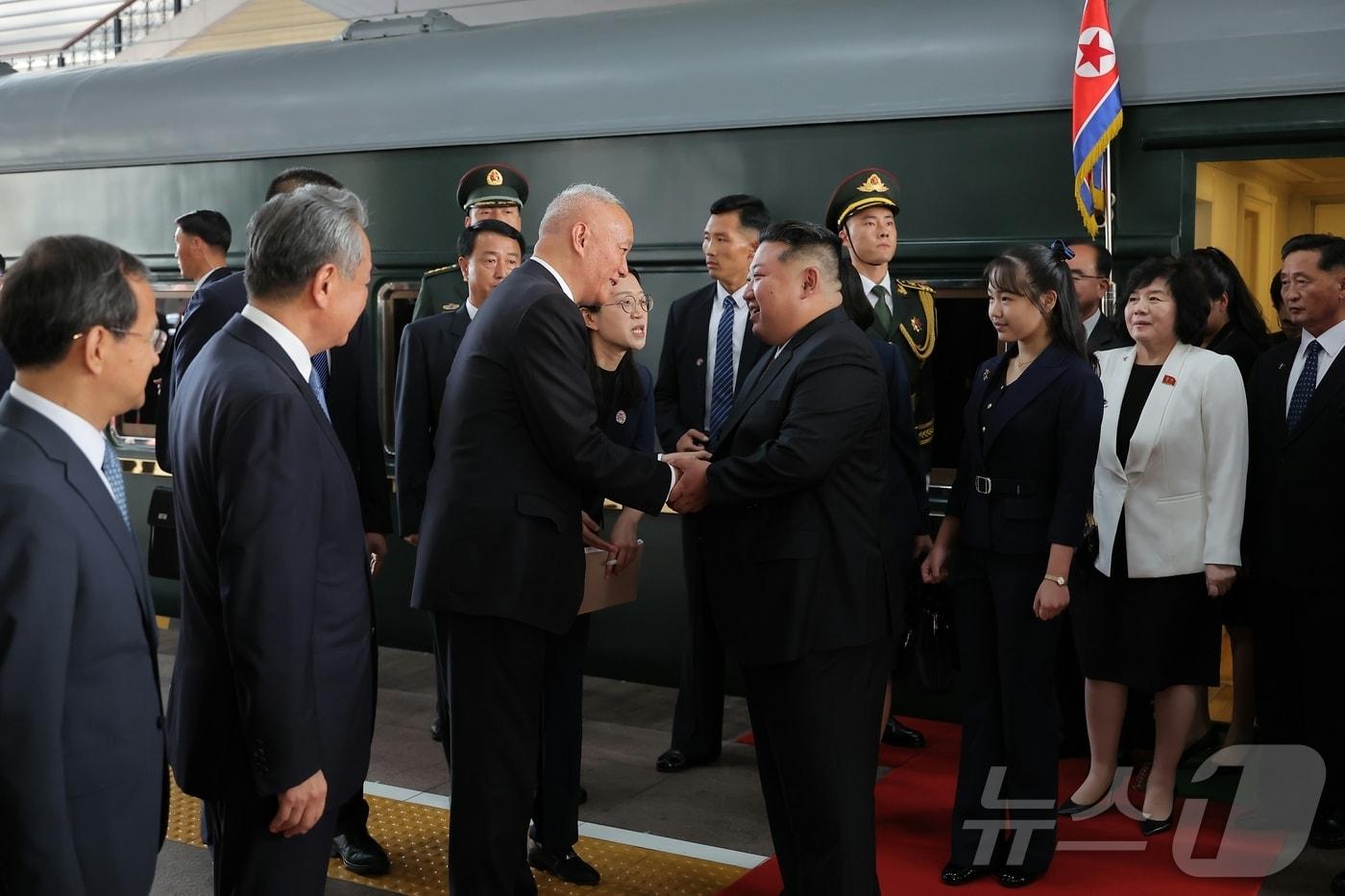 &#40;평양 노동신문=뉴스1&#41; = 김정은 북한 노동당 총비서와 딸 주애&#40;김정은 등 뒤&#41;가 지난 2일 중국의 전승절 80주년 기념행사 참석을 위해 베이징에 도착해 영접을 받는 모습. [국내에서만 사용가능. 재배포 금지. DB 금지. For Use Only in the Republic of Korea. Redistribution Prohibited] rodongphoto@news1.kr