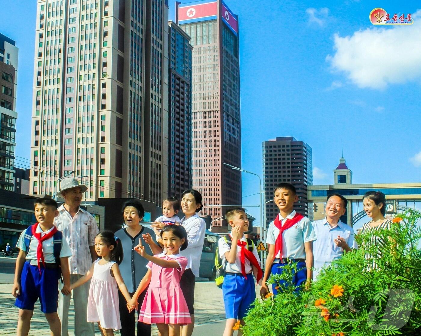 본문 이미지 - &#40;평양 노동신문=뉴스1&#41; = 북한 노동당 기관지 노동신문은 3일 한 다자녀 세대가 화성거리에 행복의 보금자리를 폈다며, &#34;우리 국가는 다자녀세대를 법적으로 우대한다＂고 보도했다. [국내에서만 사용가능. 재배포 금지. DB 금지. For Use Only in the Republic of Korea. Redistribution Prohibited] rodongphoto@news1.kr