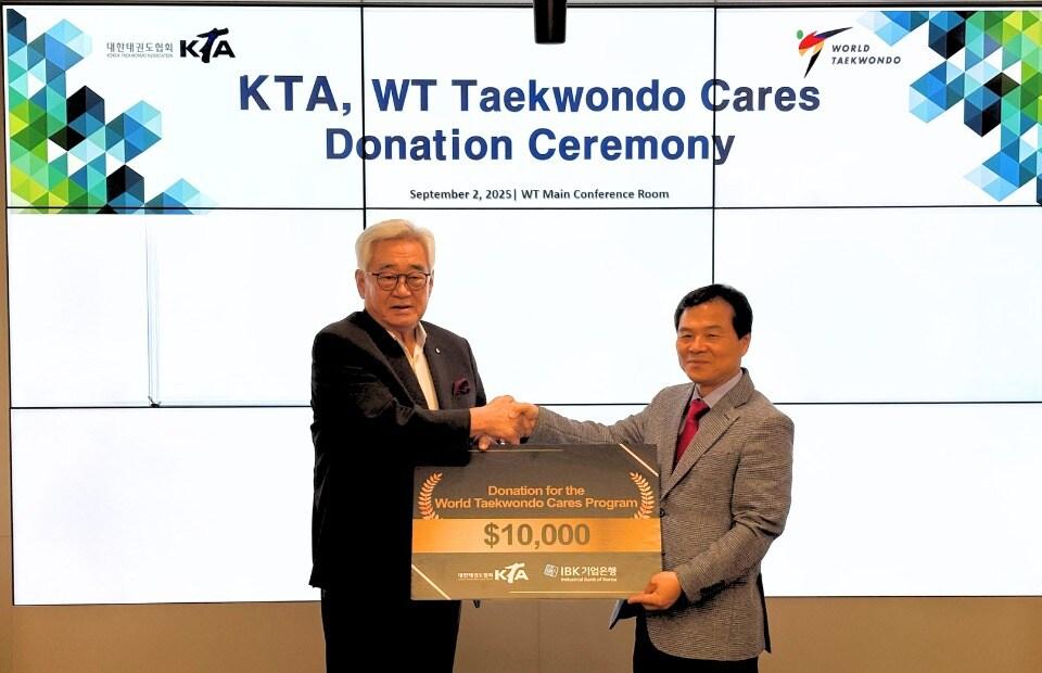 본문 이미지 - 양진방 대한태권도협회장&#40;사진 오른쪽&#41;이 조정원 세계태권도연맹 총재에게 케어스 프로그램 지원금을 전달했다. &#40;대한태권도협회 제공&#41;
