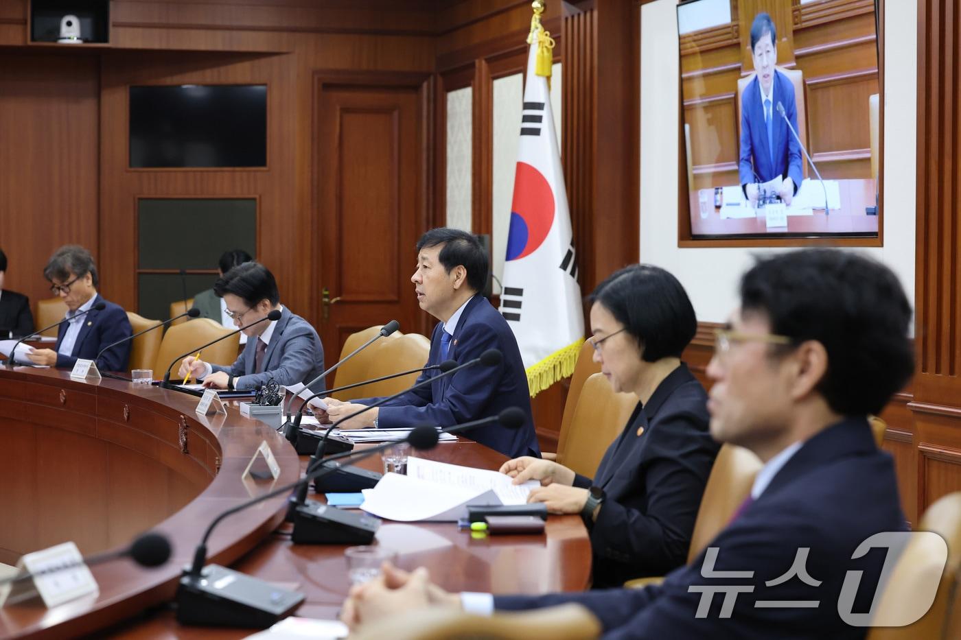 구윤철 경제부총리 겸 기획재정부 장관이 3일 서울 종로구 정부서울청사에서 열린 경제관계장관회의 겸 산업경쟁력강화 관계장관회의에서 모두발언을 하고 있다. 2025.9.3/뉴스1 ⓒ News1 임세영 기자