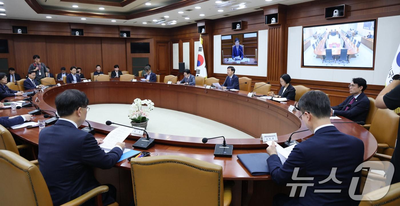 구윤철 경제부총리 겸 기획재정부 장관이 3일 서울 종로구 정부서울청사에서 열린 경제관계장관회의 겸 산업경쟁력강화 관계장관회의에서 모두발언을 하고 있다. 2025.9.3/뉴스1 ⓒ News1 임세영 기자