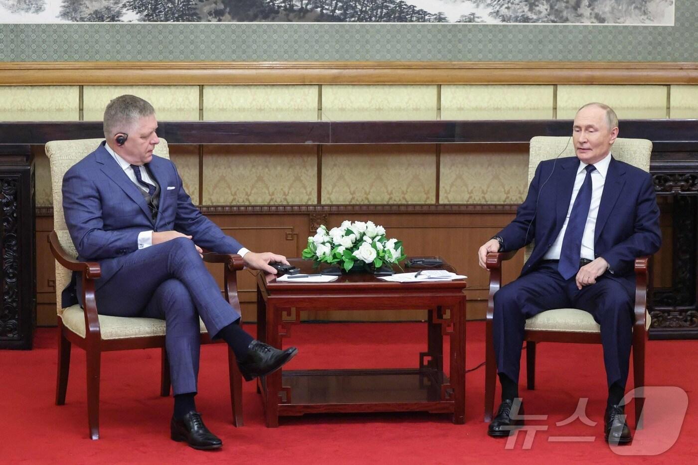 블라디미르 푸틴 러시아 대통령&#40;오른쪽&#41;이 2일 베이징의 댜오위타이 국빈관에서 로베르트 피초 슬로바키아 총리와 회담하고 있다.2025.09.02. ⓒ AFP=뉴스1