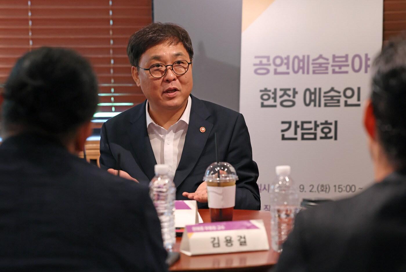 최휘영 문화체육관광부 장관이 공연예술인들과 만나 애로사항을 직접 듣고 창작·실연·유통 활성화 방안을 지난 2일 서울 대학로 예술가의집에서 논의했다.