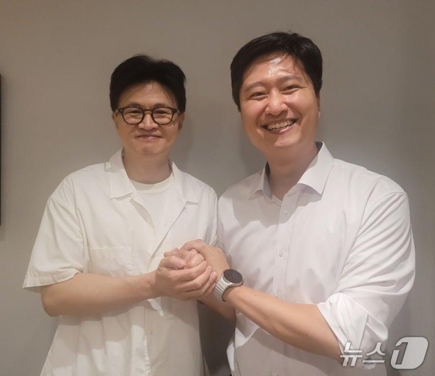 본문 이미지 - 지난달 31일 한동훈 전 국민의힘 대표가 국민의힘 청년최고위원으로 뽑힌 우재준 의원과  만나 격려의 말을 건넨 것으로 알려졌다. &#40;SNS 갈무리&#41; ⓒ 뉴스1