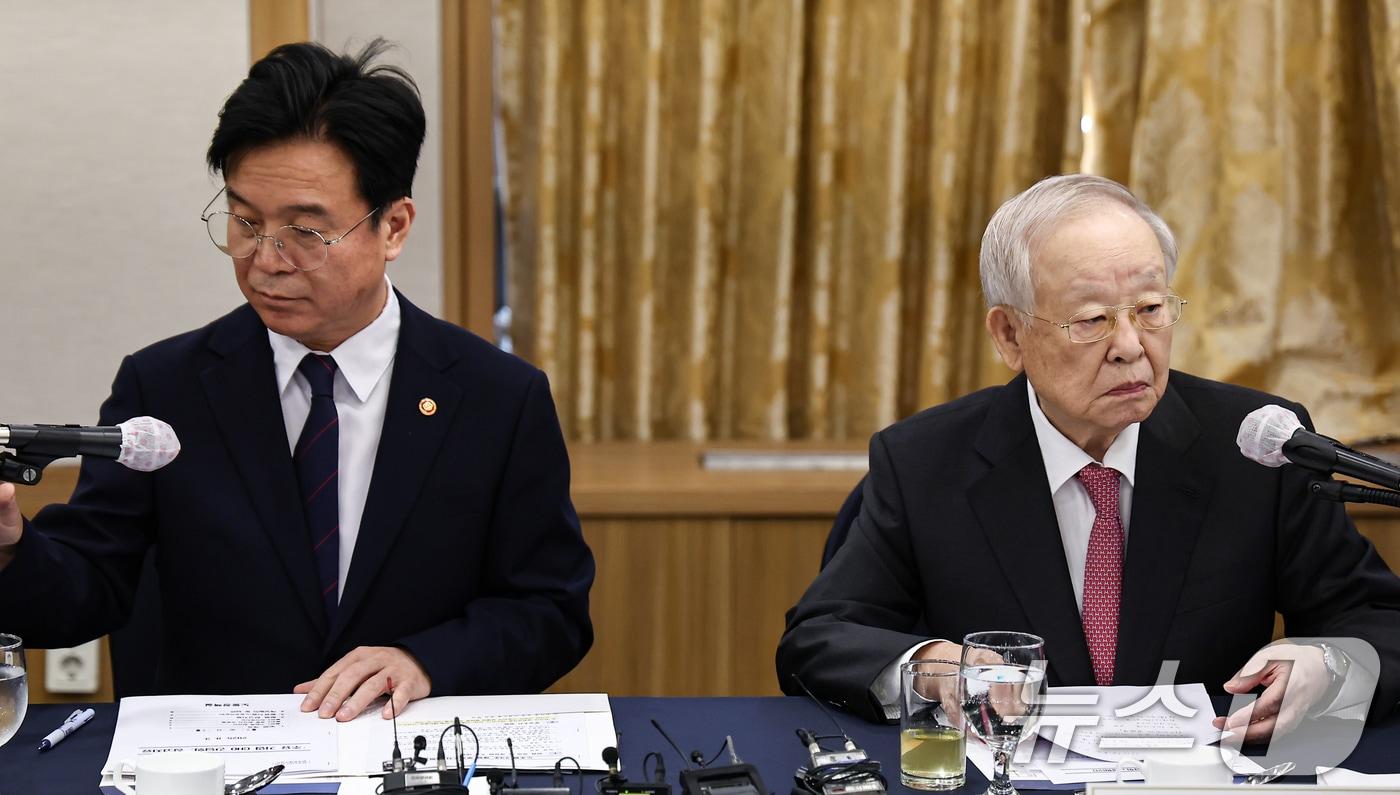 김영훈 고용노동부 장관과 손경식 한국경영자총협회 회장이 3일 서울 중구 프레스센터에서 열린 주요 기업 CHO 간담회에 참석하고 있다. 2025.9.3/뉴스1 ⓒ News1 김도우 기자