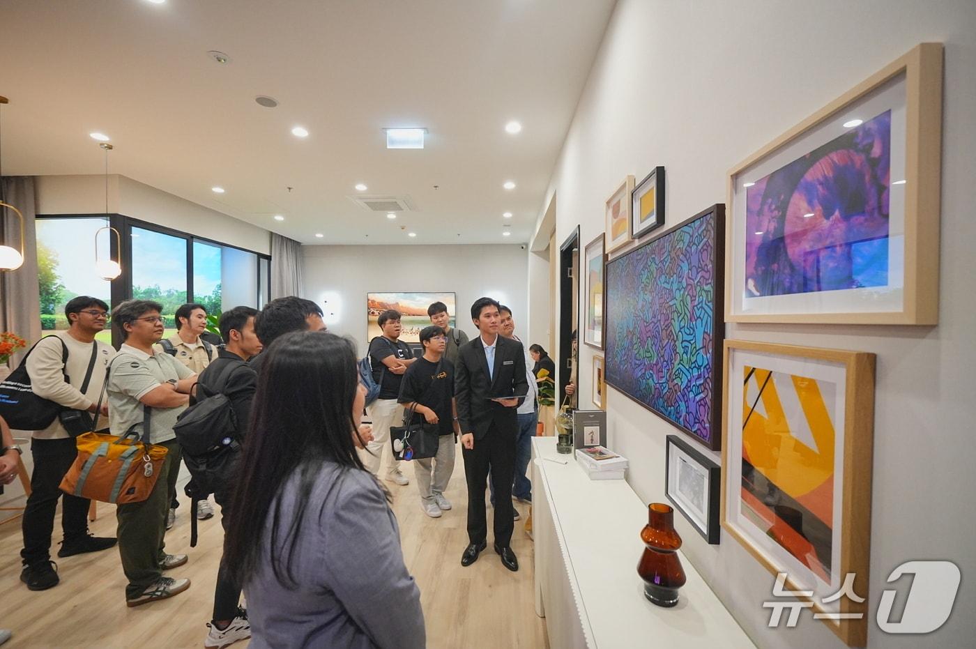 태국 방콕에 위치한 삼성전자 비즈니스 익스피리언스 스튜디오(BES)를 찾은 방문객들이 '스마트홈' 콘셉트의 전시 공간에서 스마트싱스로 연결돼 한층 쉽고 편리해진 개인 맞춤형 공간을 경험하고 있다. (사진제공 = 삼성전자) 