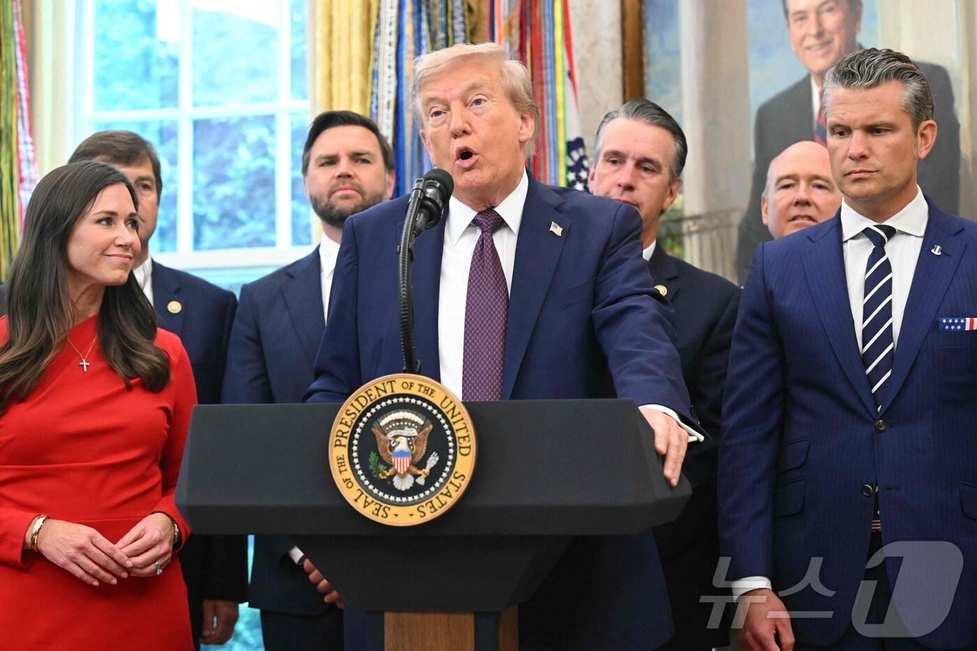 도널드 미국 대통령이 2일&#40;현지시간&#41; 워싱턴DC 백악관 오벌 피스에서 미 우주사령부 본부를 콜로라도에서 앨라배마 헌츠빌로 이전한다고 발표하고 있다. 2025.09.02. ⓒ AFP=뉴스1 ⓒ News1 류정민 특파원