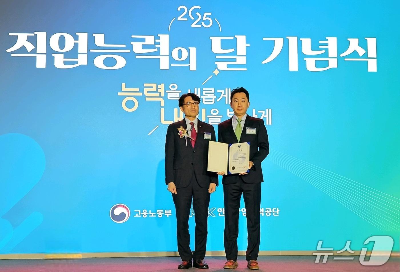 본문 이미지 - 삼성바이오에피스 피플팀장 강대성 상무(오른쪽)와 고용노동부 권창준 차관(왼쪽)이 직업능력개발 유공 포상 시상 후 기념 사진을 촬영하고 있다. /사진제공 = 삼성바이오에피스