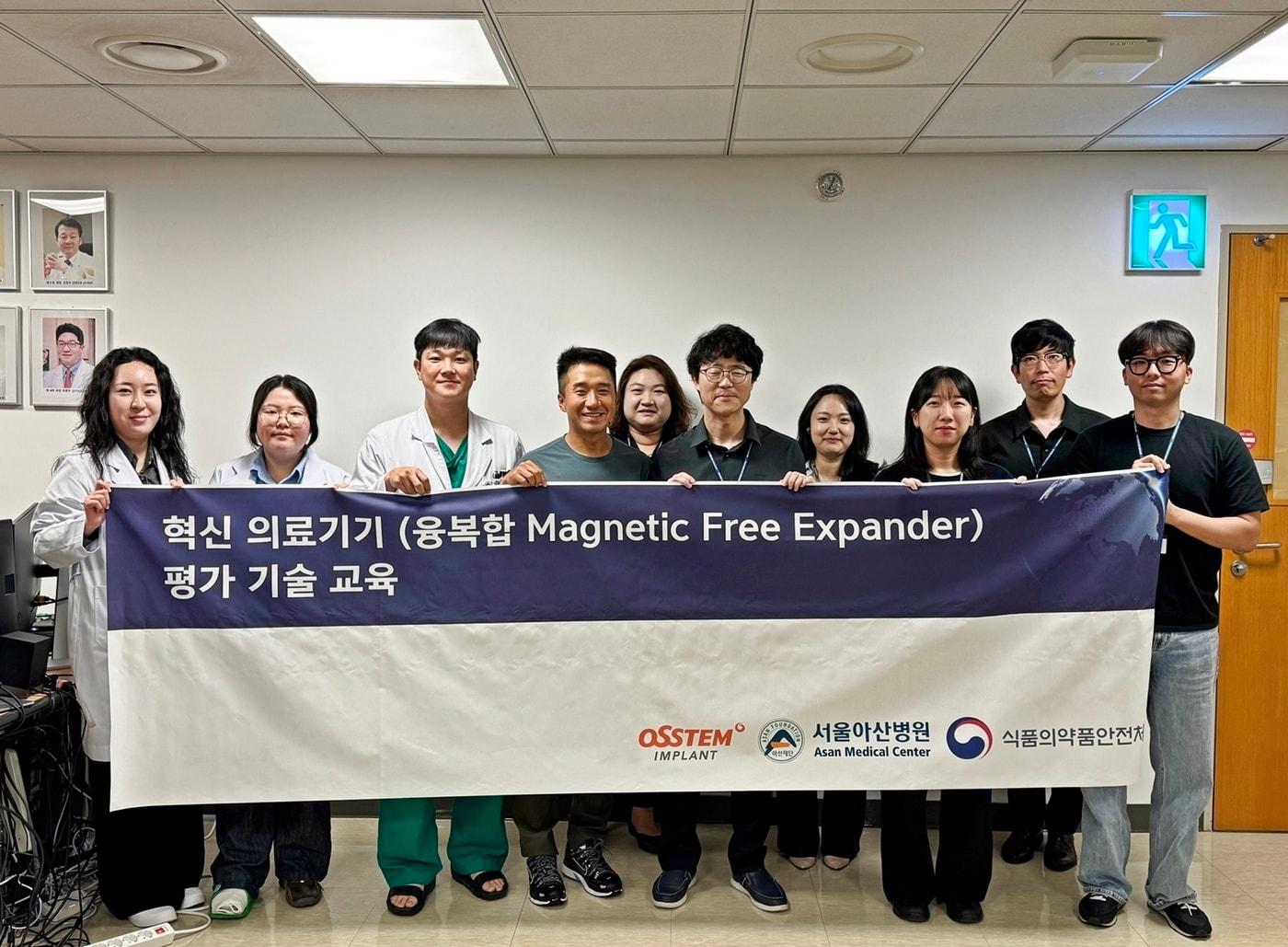 본문 이미지 -  오스템임플란트는 지난달 27일 서울아산병원에서 유방재건술이 필요한 유방암 환자들을 위해 개발한 '융복합 자성 프리 조직 확장기' 평가 기술 교육을 개최했다. 발표자로 나선 오스템임플란트 장일석 성형재료개발실장이 교육을 진행하고 있다. (오스템임플란트 제공)