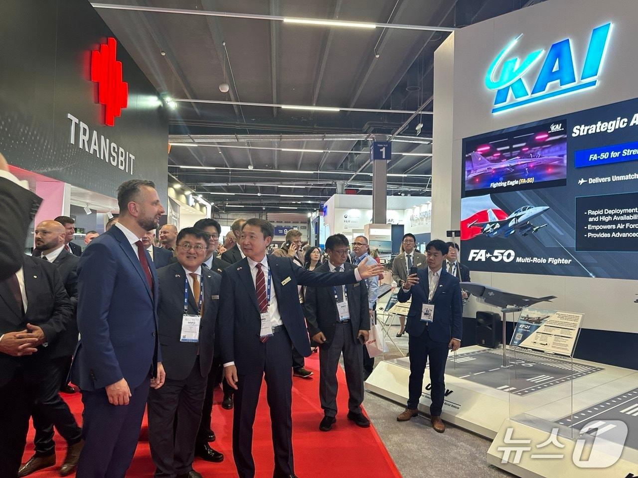 본문 이미지 - 한국항공우주산업(KAI)의 국제방위산업전시회(MSPO) 부스를 방문한 부아디스와프 코시니악-카미슈 폴란드 부총리 겸 국방장관이 차재병 KAI 대표이사 부사장에게 설명을 듣고 있다(KAI 제공)