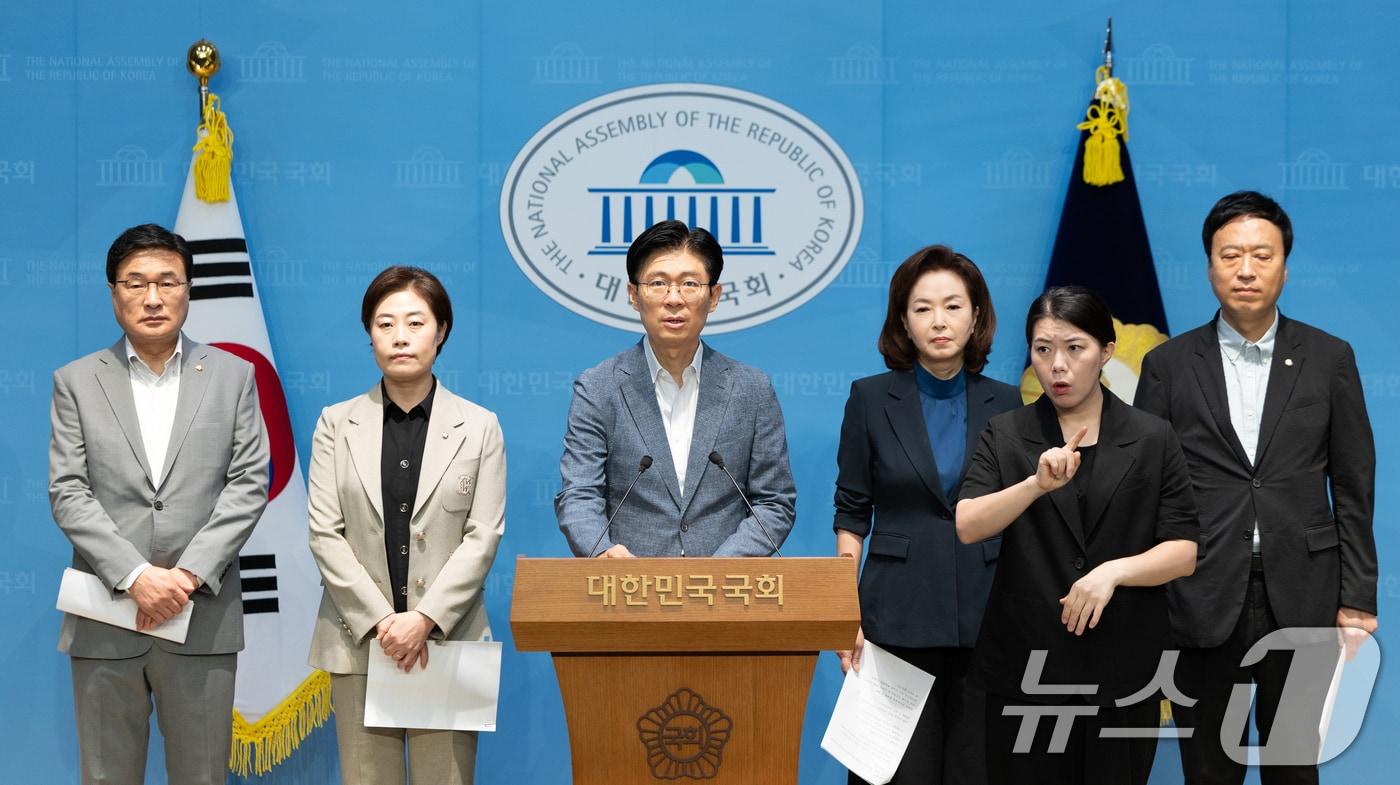 조정훈 국회 교육위원회 야당 간사를 비롯한 국민의힘 위원들이 3일 서울 여의도 국회에서 최교진 사회부총리 겸 교육부 장관 후보자 사퇴를 촉구하고 있다. 2025.9.3/뉴스1 ⓒ News1 이승배 기자