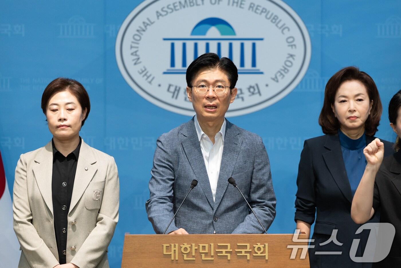 조정훈 국회 교육위원회 야당 간사를 비롯한 국민의힘 위원들이 3일 서울 여의도 국회에서 최교진 사회부총리 겸 교육부 장관 후보자 사퇴를 촉구하고 있다. ⓒ News1 이승배 기자