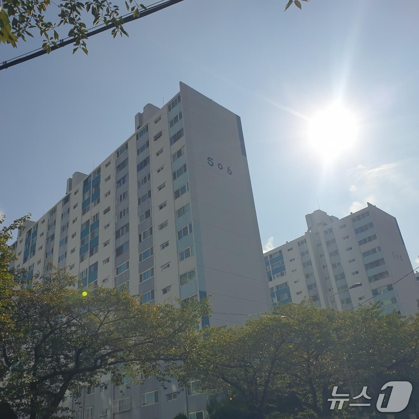 본문 이미지 - 정전이 발생한 아파트.2025.9.3/뉴스1 ⓒ News1 김태형 기자