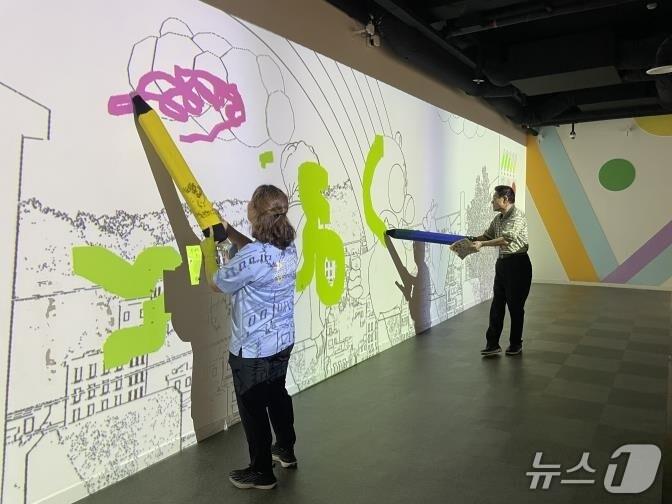 본문 이미지 - 을숙도문화회관 들락날락 모습.(부산시 제공. 재판매 및 DB금지)