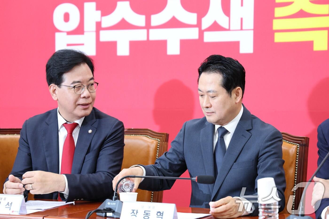 장동혁 국민의힘 대표와 송언석 원내대표가 3일 오전 서울 여의도 국회에서 열린 긴급 최고위원회의에서 대화하고 있다. 2025.9.3/뉴스1 ⓒ News1 신웅수 기자