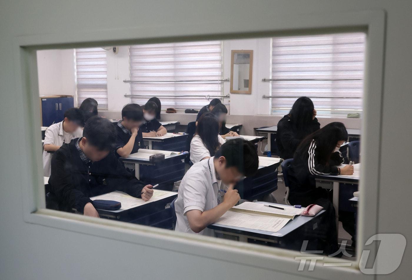 2026학년도 대학수학능력시험 모의평가가 실시된 3일 서울 금천구 금천고등학교에서 고3 학생들이 시험 준비를 하고 있다. 2025.9.3/뉴스1 ⓒ News1 사진공동취재단