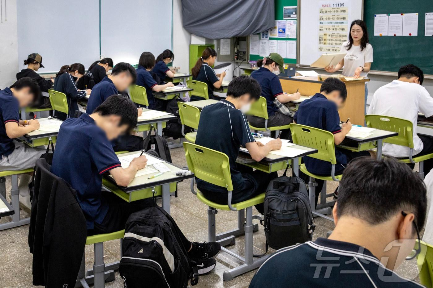 2026학년도 대학수학능력시험 9월 모의평가 시행일인 3일 오전 서울 광진구 광남고등학교 학생들이 시험을 준비하고 있다. 2025.9.3/뉴스1 ⓒ News1 사진공동취재단