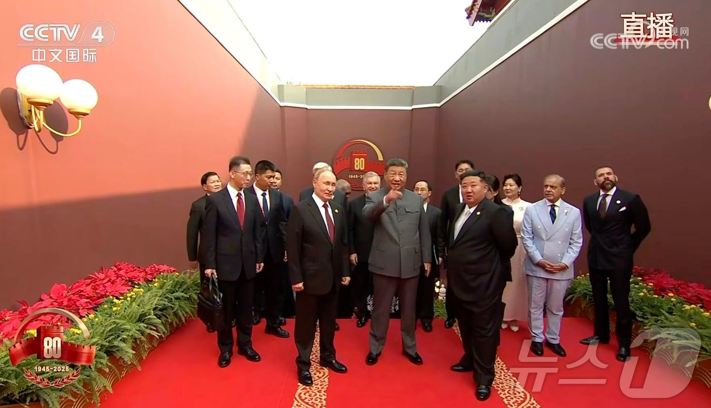 시진핑 중국 국가주석이 3일(현지시간) 중국 베이징 톈안먼 광장에서 열리는 전승절 80주년 열병식 행사장에서 블라디미르 푸틴 러시아 대통령, 김정은 북한 노동당 총비서와 대화를 나누고 있다. (중국 CCTV 캡처) 2025.9.3./뉴스1 ⓒ News1 김진환 기자