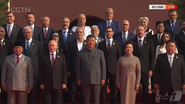 본문 이미지 - 시진핑 중국 국가주석이 블라디미르 푸틴 러시아 대통령, 김정은 북한 노동당 총비서과 3일&#40;현지시간&#41; 중국 베이징 톈안먼 광장에서 열리는 전승절 80주년 열병식 행사장에서 기념사진을 촬영하고 있다. &#40;중국 CGTN&#41; 2025.9.3./뉴스1 ⓒ News1 이창규 기자