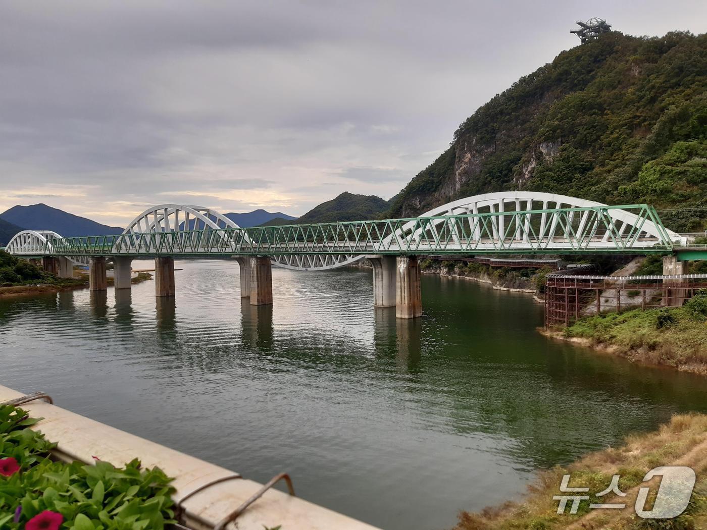 본문 이미지 - 철거될 단양군 상진철교.&#40;단양군 제공. 재판매 및 DB금지&#41; /뉴스1    