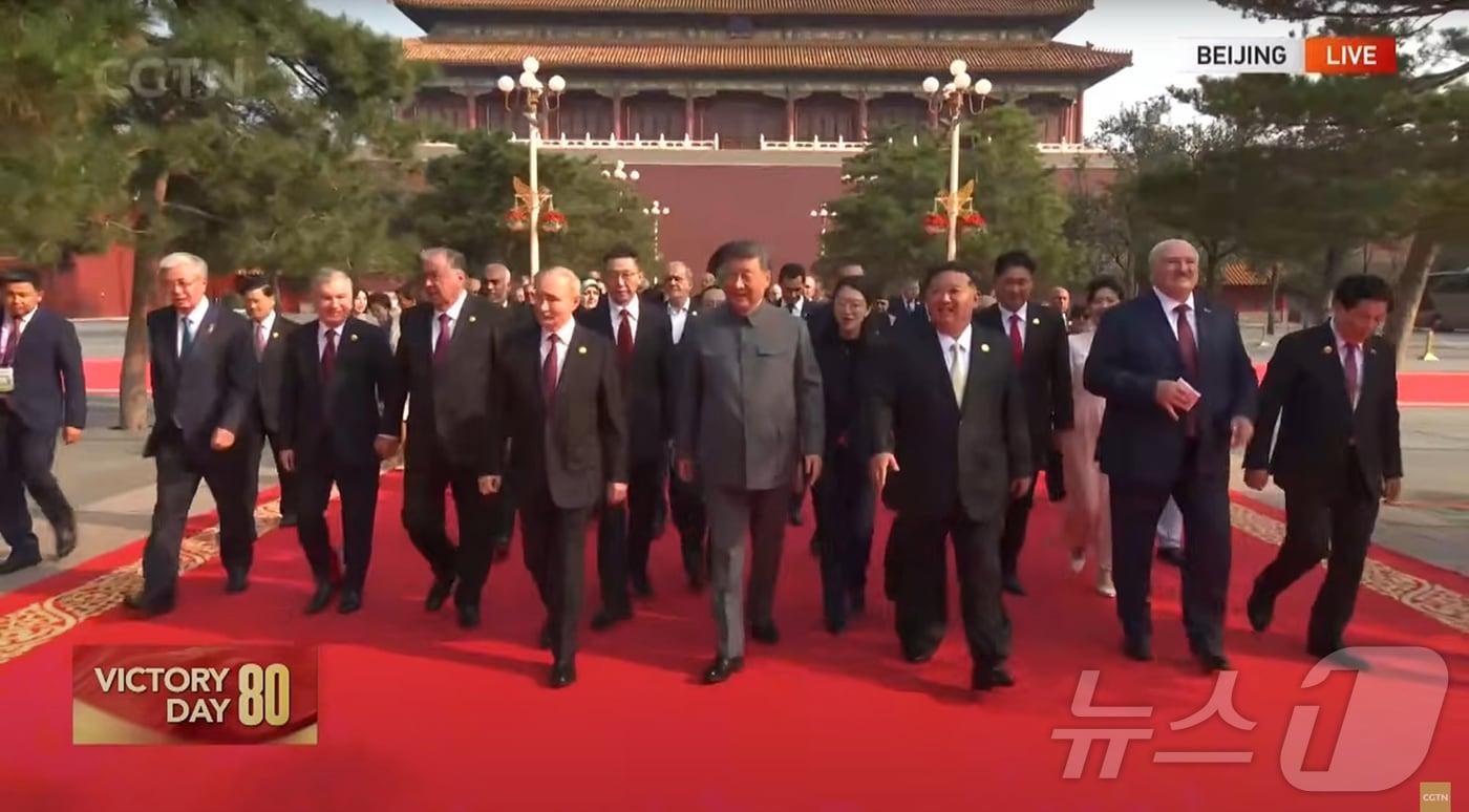 시진핑 중국 국가주석과 김정은 북한 노동당 총비서, 블라디미르 푸틴 러시아 대통령을 비롯한 주요 내빈들이 3일(현지시간) 중국 베이징시 톈안먼(천안문) 광장에서 열린 '전승절'(항일전쟁 및 반파시스트 전쟁 승리) 80주년 행사에 참석하고 있다. (중국 CGTN 캡처. 재판매 및 DB 금지) 2025.9.3/뉴스1