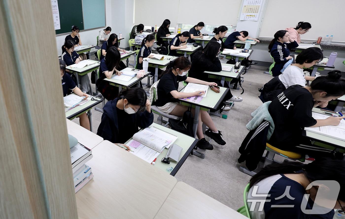 2026학년도 대학수학능력시험 9월 모의평가가 치러진 3일 오전 대구 중구 경북여자고등학교에서 3학년 학생들이 막바지 시험공부를 하고 있다. 2025.9.3/뉴스1 ⓒ News1 공정식 기자
