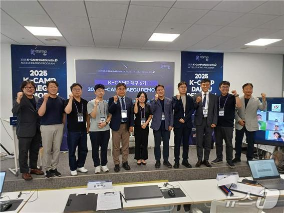 본문 이미지 - 한국예탁결제원 대구고객센터가 개최한 'K-Camp 대구' 6기 데모데이에 참석한 스타트업 관계자들이 파이팅을 외치고 있다.(한국예탁결제원 대구고객센터 제공)
