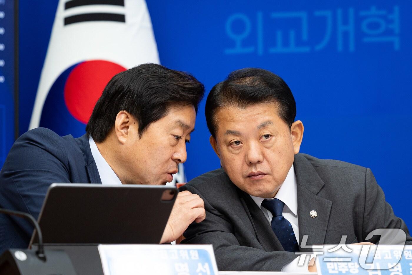 더불어민주당 황명선(왼쪽), 김병기 최고위원이 3일 서울 여의도 국회에서 열린 최고위원회의에서 대화를 나누고 있다. 2025.9.3/뉴스1 ⓒ News1 유승관 기자