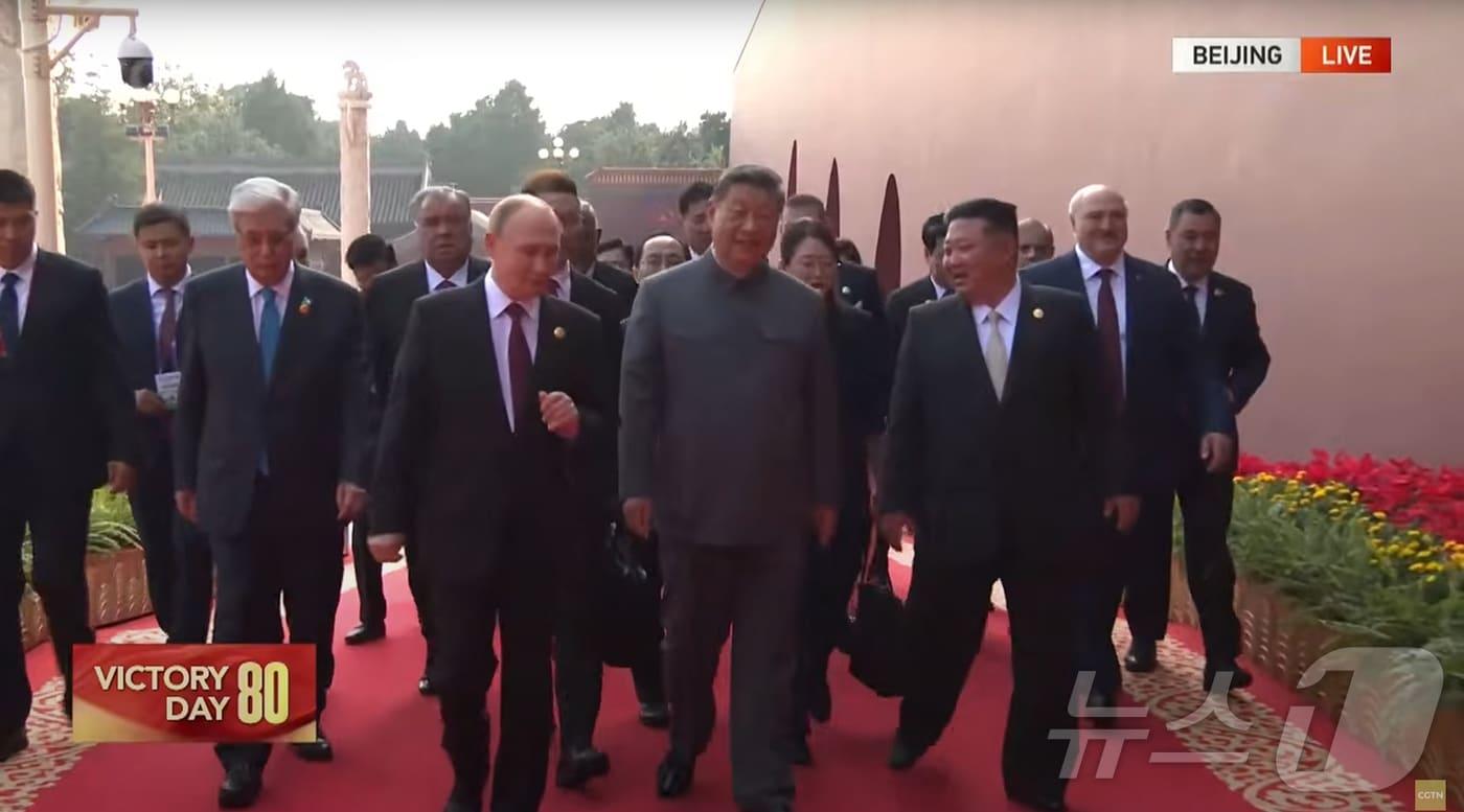 시진핑 중국 국가주석과 김정은 북한 노동당 총비서, 블라디미르 푸틴 러시아 대통령을 비롯한 주요 내빈들이 지난 3일&#40;현지시간&#41; 중국 베이징시 톈안먼&#40;천안문&#41; 광장에서 열린 &#39;전승절&#39;&#40;항일전쟁 및 반파시스트 전쟁 승리&#41; 80주년 행사에 참석하고 있다. &#40;중국 CGTN 캡처. 재판매 및 DB 금지&#41; /뉴스1