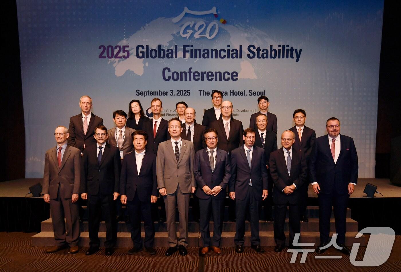 이형일 기획재정부 차관이 3일 서울 중구 더 플라자 호텔에서 열린 '2025 G20 글로벌 금융안정 콘퍼런스'에서 참석자들과 기념 촬영을 하고 있다. (기획재정부 제공. 재판매 및 DB 금지) 2025.9.3/뉴스1