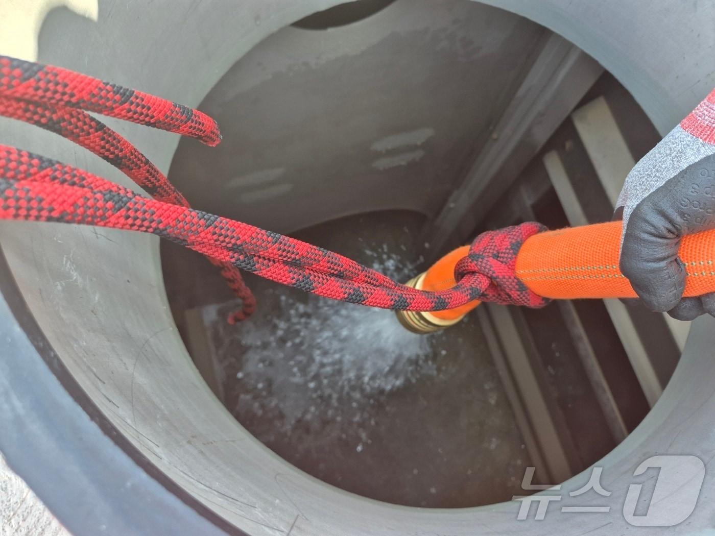 본문 이미지 - 긴급 급수.(위 사진은 본 기사와 무관함)2025.9.3/뉴스1 ⓒ News1 윤왕근 기자