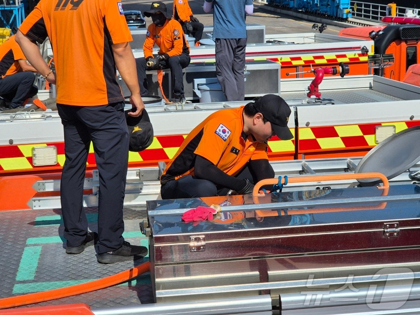 본문 이미지 - 동해지방해양경찰청과 소방당국이 3일 오전 강원 강릉시 강동면 안인리 염전부두(안인화력발전부두) 인근에서 삼봉호(5001함·5000톤급 독도 경비함)를 이용해 긴급 급수 대민지원을 하고 있다. 이날 해경이 동해시에서 싣고 온 600톤의 물은 소방차를 이용해 강릉 홍제정수장으로 옮겨질 예정이다. 2025.9.3/뉴스1 ⓒ News1 윤왕근 기자