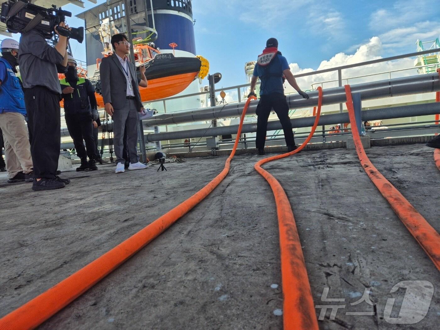 본문 이미지 - 동해지방해양경찰청과 소방당국이 3일 오전 강원 강릉시 강동면 안인리 염전부두(안인화력발전부두) 인근에서 삼봉호(5001함·5000톤급 독도 경비함)를 이용해 긴급 급수 대민지원을 하고 있다. 이날 해경이 동해시에서 싣고 온 600톤의 물은 소방차를 이용해 강릉 홍제정수장으로 옮겨질 예정이다. 2025.9.3/뉴스1 ⓒ News1 윤왕근 기자