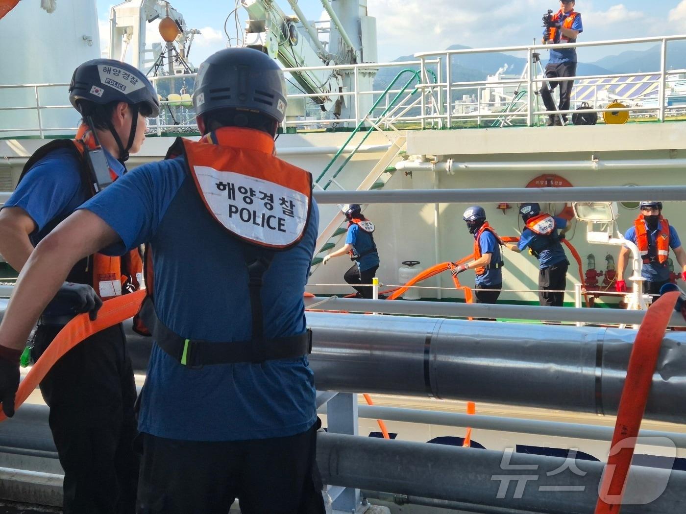 본문 이미지 - 동해지방해양경찰청과 소방당국이 3일 오전 강원 강릉시 강동면 안인리 염전부두&#40;안인화력발전부두&#41; 인근에서 삼봉호&#40;5001함·5000톤급 독도 경비함&#41;를 이용해 긴급 급수 대민지원을 하고 있다. 이날 해경이 동해시에서 싣고 온 600톤의 물은 소방차를 이용해 강릉 홍제정수장으로 옮겨질 예정이다. 2025.9.3/뉴스1 ⓒ News1 윤왕근 기자