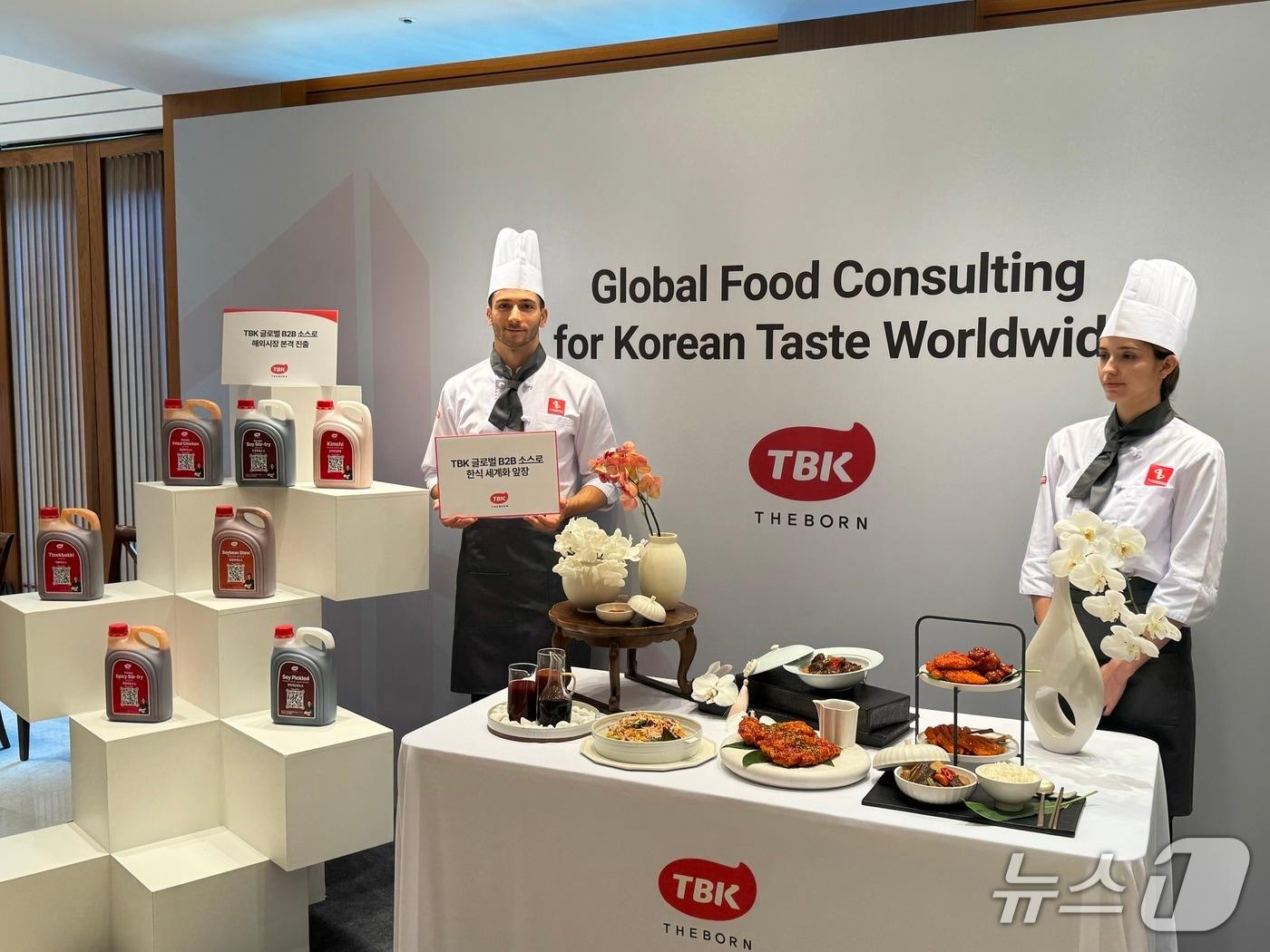 본문 이미지 - 더본코리아가 &#39;TBK&#39;&#40;The Born Korea&#41; 글로벌 B2B 소스 론칭 시연회를 열고, 글로벌 유통 사업 전략을 발표했다./뉴스1 ⓒ News1 이강 기자