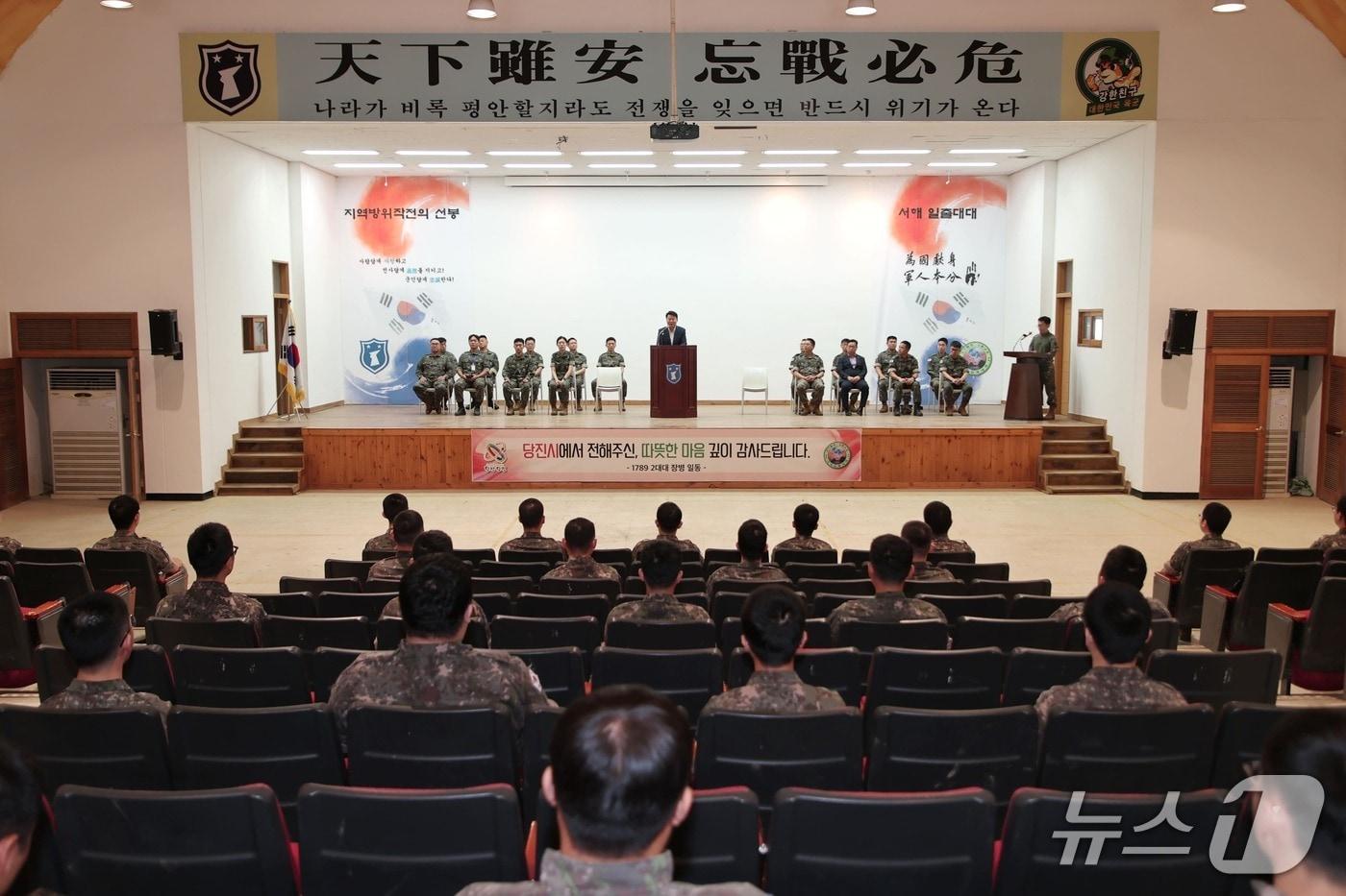 3일 오성환 당진시장이 수해복구 작전에 나선 육군 제1789부대 2대대 장병들을 위문하고 격려했다.&#40;당진시 제공. 재판매 및 DB금지&#41;2025.9.3/뉴스1