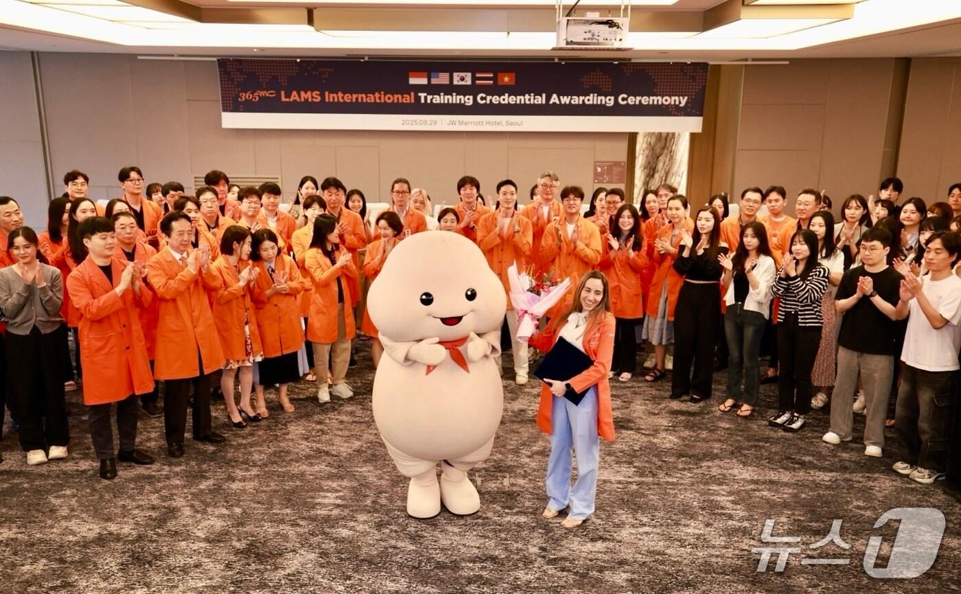 지방흡입 특화 의료기관 365mc는 미국 LA점 개원을 앞두고 지방흡입 시술 노하우와 병의원 운영 체계 전반을 소개하는 &#39;365mc 글로벌 원장단 학술 세미나 & 미국 의료진 교육 수료식&#39;을 진행했다고 3일 밝혔다.&#40;365mc 제공&#41;