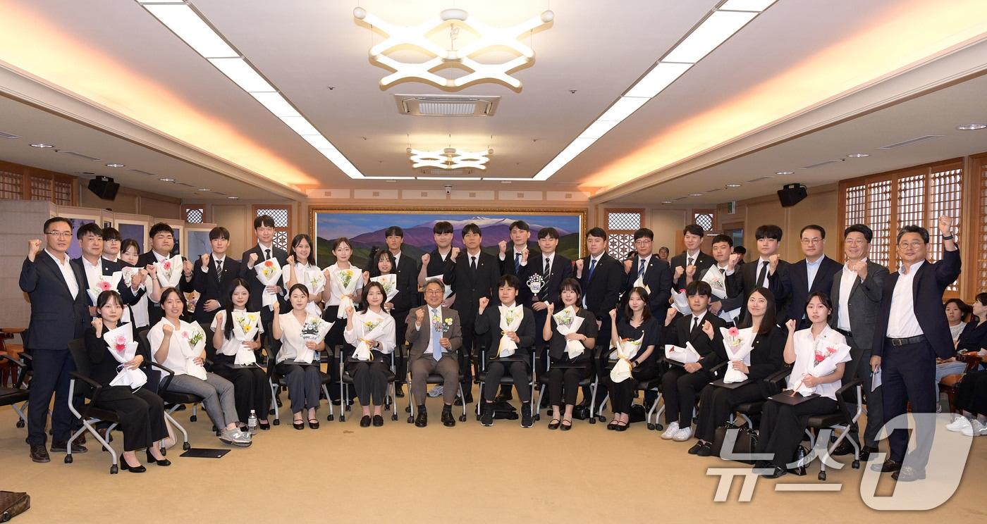 강기정 광주시장이 2일 오후 시청에서 열린 신규공무원 임용식에 참석해 공직에 첫발을 딛는 신규 공무원들에게 축하와 응원을 전한 뒤 기념촬영을 하고 있다.(광주시 제공. 재판매 및 DB 금지) 