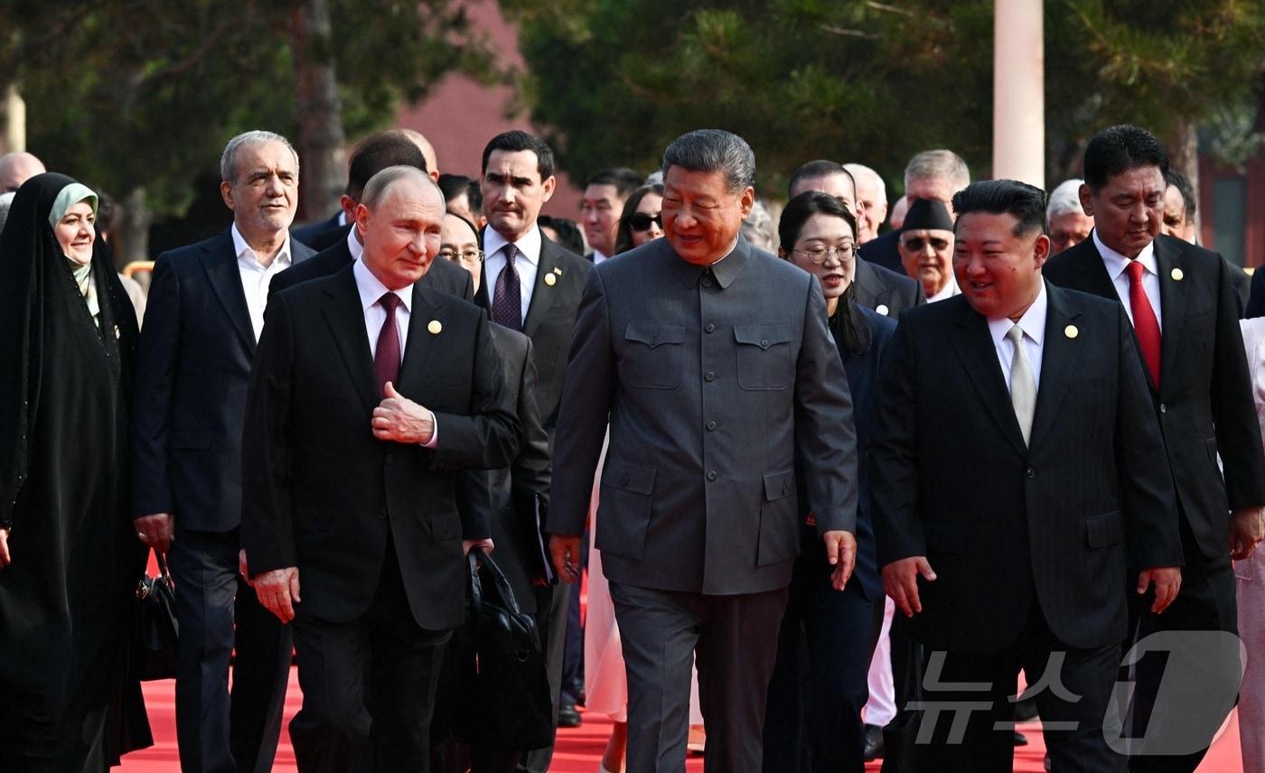 시진핑 중국 국가주석과 김정은 북한 노동당 총비서, 블라디미르 푸틴 러시아 대통령을 비롯한 주요 내빈들이 3일&#40;현지시간&#41; 중국 베이징시 톈안먼&#40;천안문&#41; 광장에서 열린 &#39;전승절&#39;&#40;항일전쟁 및 반파시스트 전쟁 승리&#41; 80주년 행사에 참석하고 있다. ⓒ AFP=뉴스1 ⓒ News1 송원영 기자