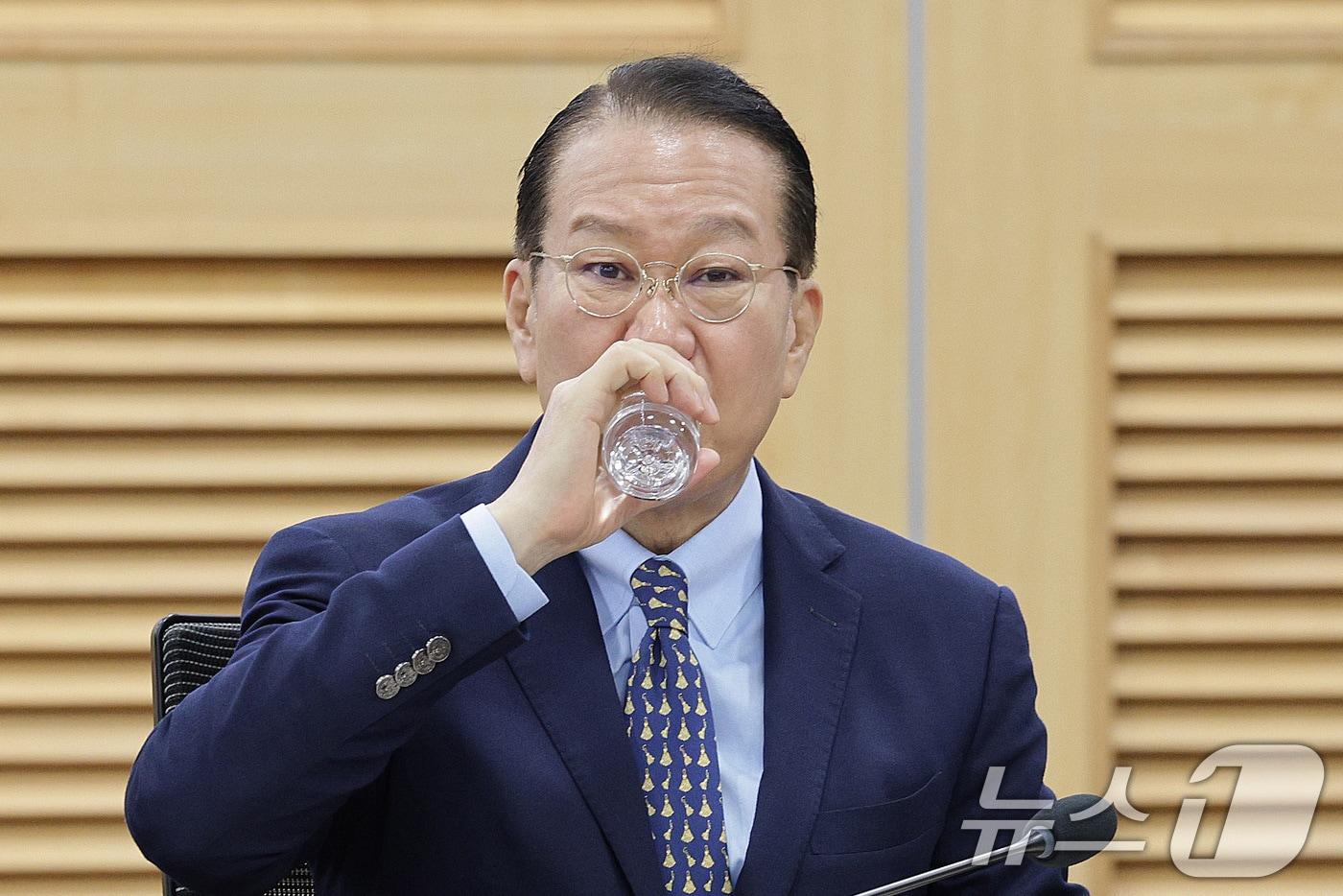 본문 이미지 - 권영세 국민의힘 의원이 2025년 9월 3일 오전 서울 여의도 국회 의원회관에서 열린 지역균형발전특별회계 개선을 위한 토론회에서 목을 축이고 있다. 2025.9.3 ⓒ 뉴스1 신웅수 기자