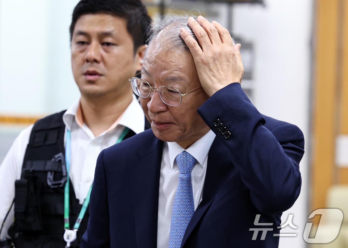 본문 이미지 - '사법농단' 의혹을 받는 양승태 전 대법원장이 3일 오전 서울 서초구 서울고등법원에서 열린 직권남용 권리 행사 방해 혐의 2심 결심 공판에 출석하고 있다. 양 전 대법원장은 상고법원 도입 등 사법부 조직의 이익을 도모하기 위해 고·박 전 대법관 등과 함께 강제징용 재판, 전국교직원노동조합 법외노조 통보 사건, 국가정보원 대선 개입 사건, 통합진보당 행정소송 등 각종 재판에 개입한 혐의를 받는다. (공동취재) 2025.9.3/뉴스1 ⓒ News1 오대일 기자