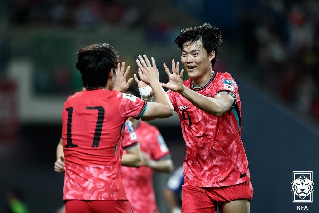 본문 이미지 - 저돌적인 돌파와 과감한 슈팅으로 기회를 잡고 있는 오현규 &#40;대한축구협회 제공&#41;