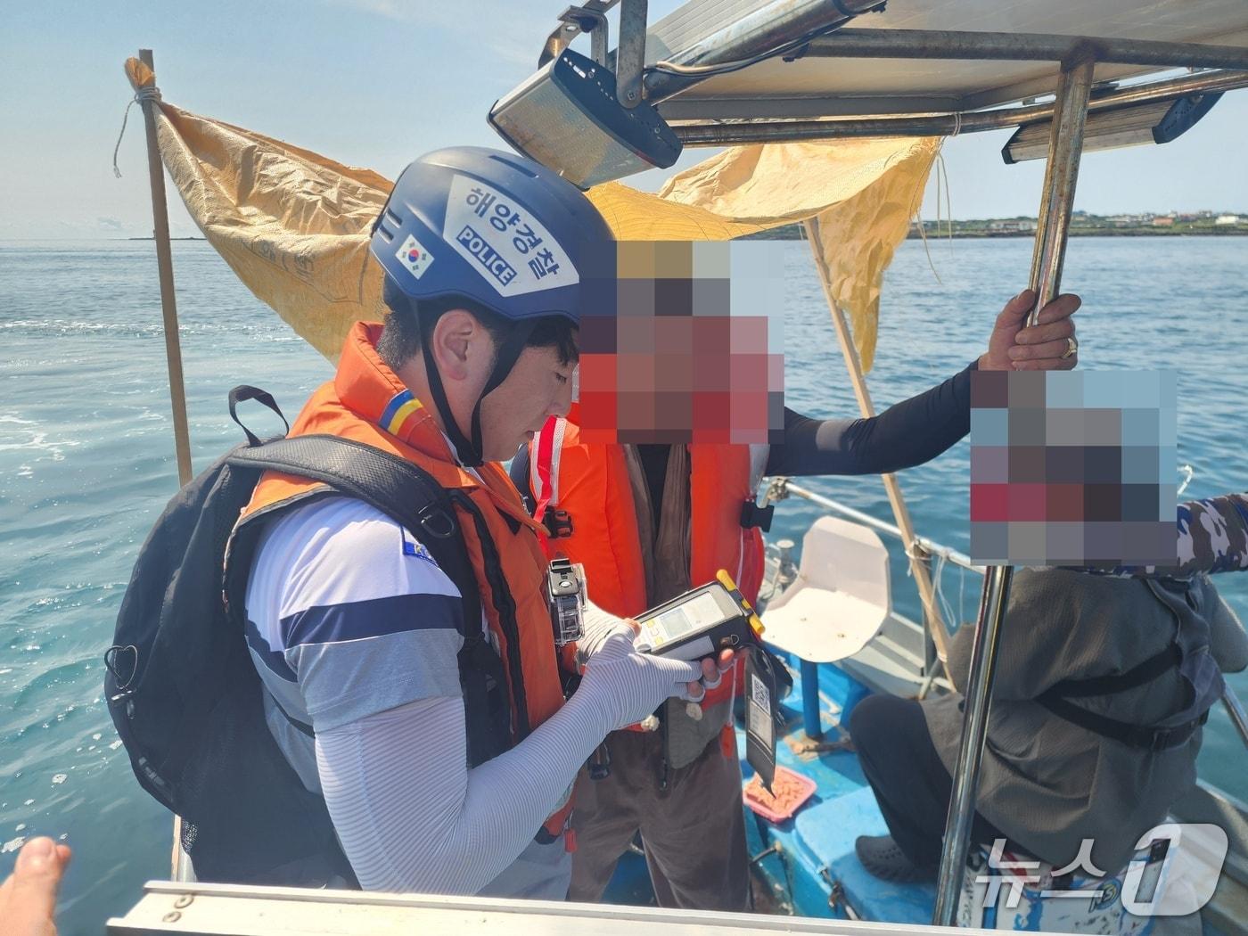 본문 이미지 - 해경이 가을철 성어기를 맞아 제주 앞바다에서 낚시어선을 점검하는 모습.(서귀포해양경찰서 제공. 재판매 및 DB 금지)