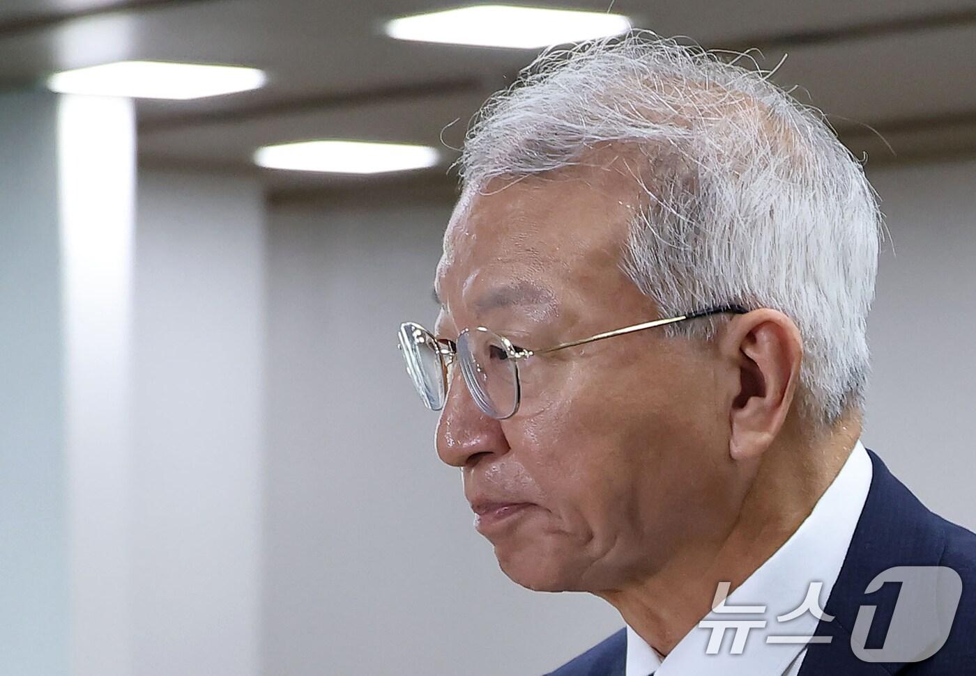 &#39;사법농단&#39; 의혹을 받는 양승태 전 대법원장이 3일 오전 서울 서초구 서울고등법원에서 열린 직권남용 권리 행사 방해 혐의 2심 결심 공판에 출석하고 있다. 양 전 대법원장은 상고법원 도입 등 사법부 조직의 이익을 도모하기 위해 고·박 전 대법관 등과 함께 강제징용 재판, 전국교직원노동조합 법외노조 통보 사건, 국가정보원 대선 개입 사건, 통합진보당 행정소송 등 각종 재판에 개입한 혐의를 받는다. &#40;공동취재&#41; 2025.9.3/뉴스1 ⓒ News1 오대일 기자