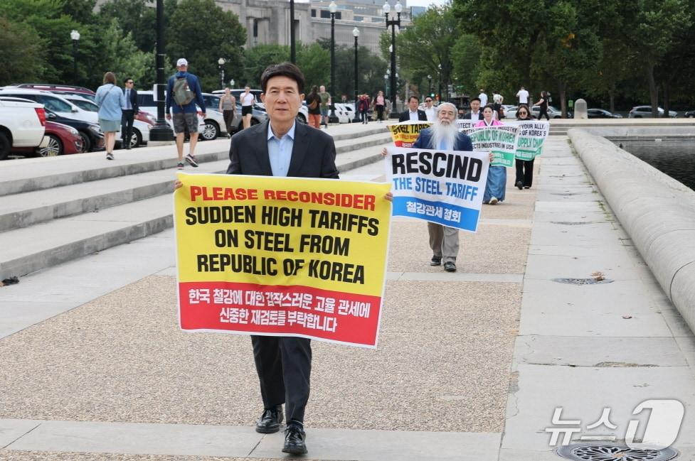 본문 이미지 - 이강덕 경북 포항시장이 현지시각 2일 미 국호의사당 앞에서 버지나아 한인회 관계자들과 미 트럼프 정부의 철강관세 철회 및 인하를 요구하는 집회를 이틀째 이어가고 있다. (포항시제공, 재판매 및 DB금지) 2025.9.3/뉴스1  
