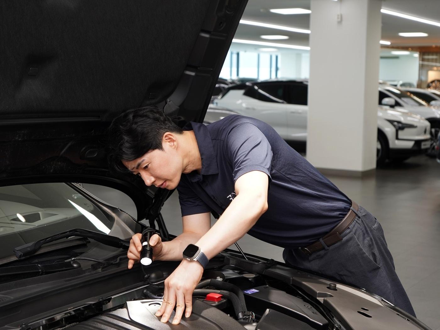 본문 이미지 - 코오롱모빌리티그룹이 3일 문을 연 수입 중고차 온라인 플랫폼 '702 코오롱 인증중고차' 관계자가 차량을 검수하고 있는 모습(자료사진)(코오롱모빌리티그룹 제공). 2025.09.03.