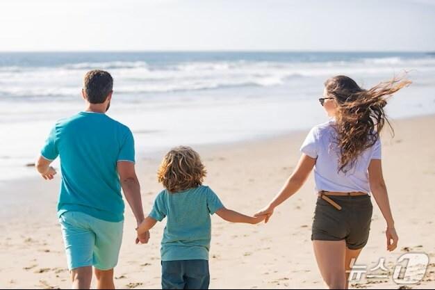 본문 이미지 - 다이아몬드베이가 가을을 맞아 최대 30% 할인된 가격에 요트투어를 이용할 수 있는 패밀리팩을 선보인다.(다이아몬드베이 제공. 재판매 및 DB 금지)