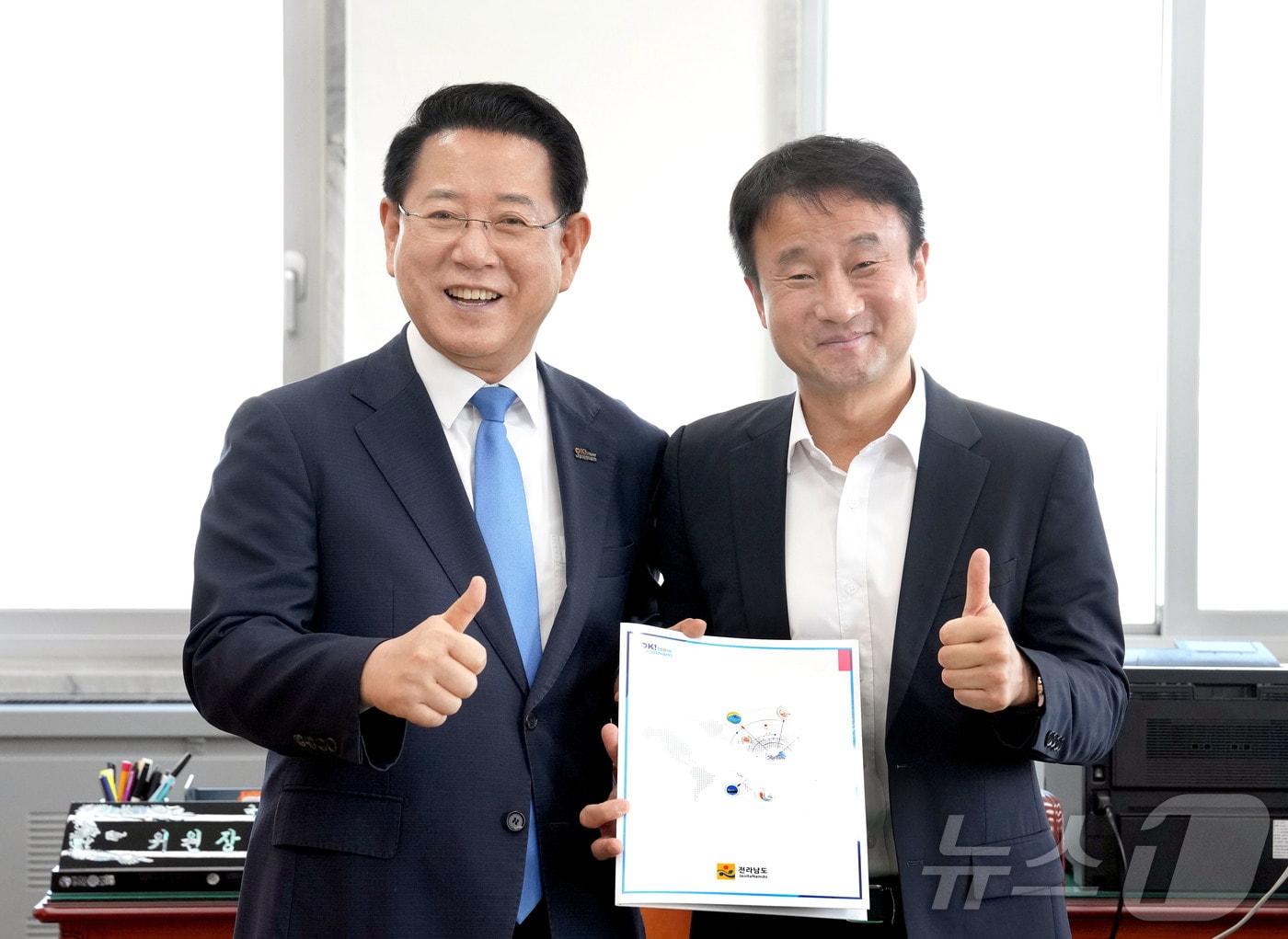 본문 이미지 - 김영록 전라남도지사&#40;왼쪽&#41;가 3일 서울 국회에서 한병도 국회 예산결산특별위원장과 면담을 갖고 2026년도 전남도 국고 핵심 사업 해결을 위한 건의 및 협조를 요청하고 있다.&#40;전남도 제공. 재판매 및 DB금지&#41; 2025.9.3/뉴스1 